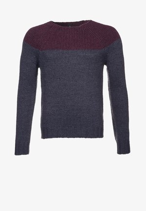 Strickpullover mit rundem Ausschnitt, langen Ärmeln und einem Farbblockdesign mit einem dunkelblauen Körper und burgunderfarbenen Schulterakzenten.