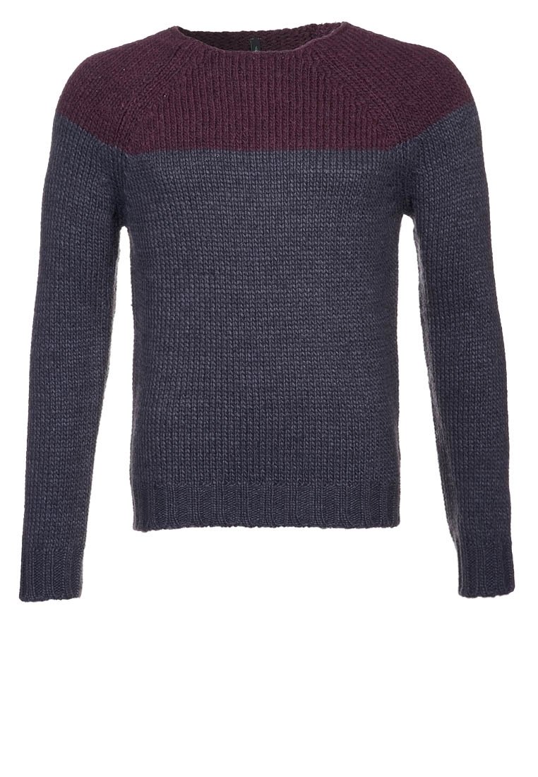 Ett stickat tröja med rund hals, långa ärmar och en färgblockdesign med en mörk marinblå kropp och vinröda axelaccenter.