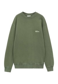 Felpa verde oliva in cotone. Caratterizzata da un colletto a girocollo, maniche lunghe, polsini a costine e un piccolo logo sul petto.