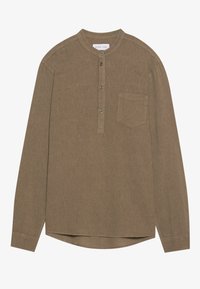 Maglietta henley a maniche lunghe, color marrone, in morbido tessuto texture con colletto alla cinese, tre bottoni e taschino sul lato sinistro.