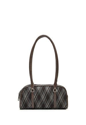 Kleine rechteckige Handtasche mit langen braunen Griffen und einem grau-schwarzen Diamantmuster am gesamten Körper, Reißverschluss oben.