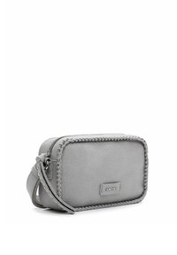 Borsa a tracolla in pelle grigia con dettagli intrecciati, forma rettangolare, chiusura con zip e logo del marchio impresso sul davanti.