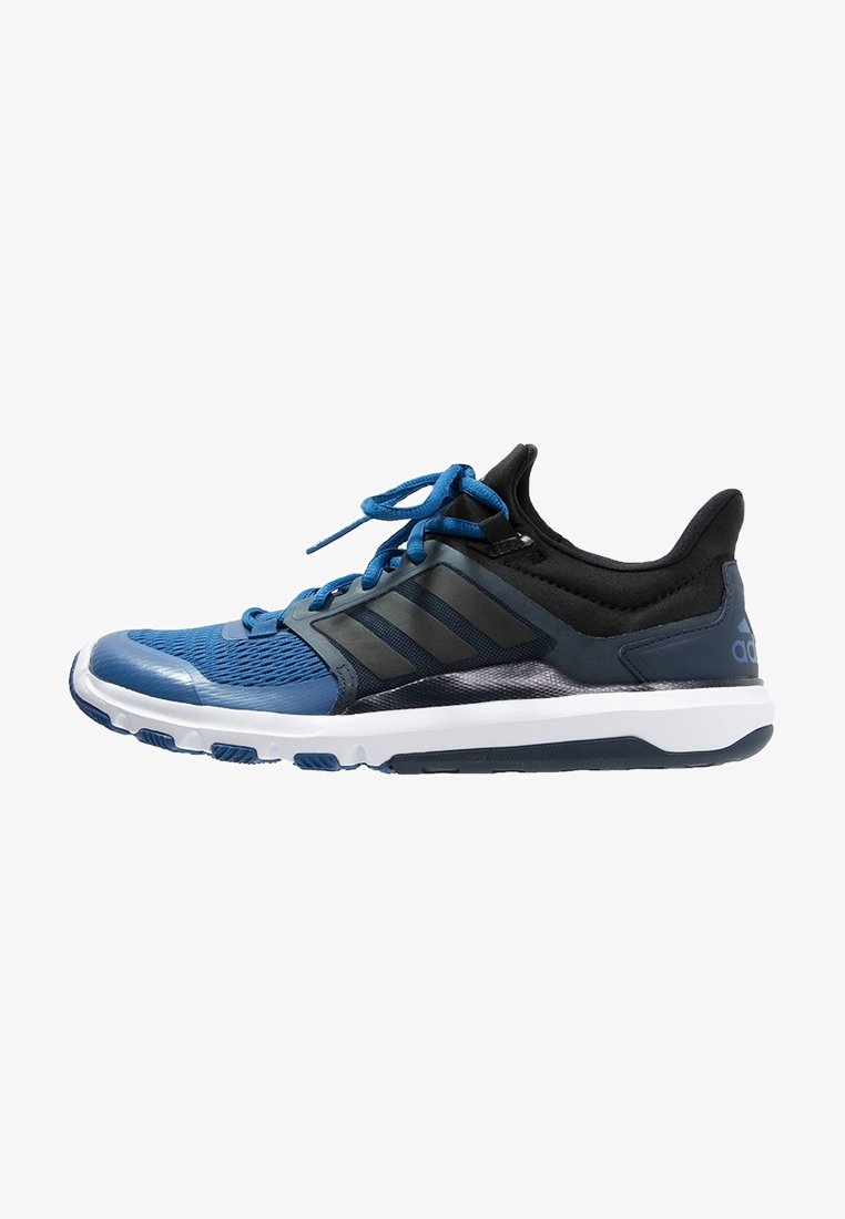 Blauer und schwarzer Adidas-Sportschuh mit weißer Sohle, Mesh-Obermaterial, schwarzen Streifen und blauen Schnürsenkeln, seitlich dargestellt.