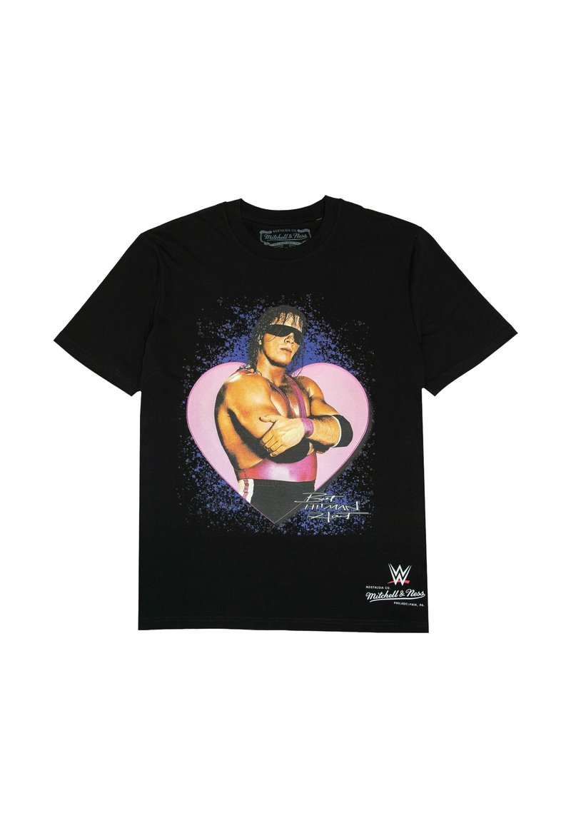 Schwarzes Baumwoll-T-Shirt mit einer bunten Grafik eines Wrestlers in einem Herz, mit lila Akzenten und Text unter dem Bild.