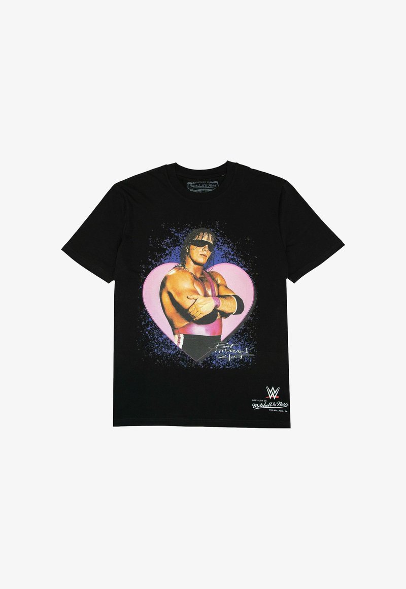 Schwarzes Baumwoll-T-Shirt mit einer bunten Grafik eines Wrestlers in einem Herz, mit lila Akzenten und Text unter dem Bild.