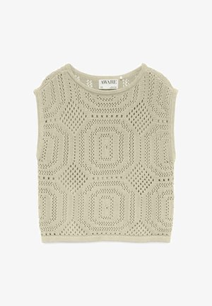 Vestă tricotată fără mâneci, de culoare bej deschis, cu model geometric decupat și guler rotund, etichetată „AWARE” la ceafă.
