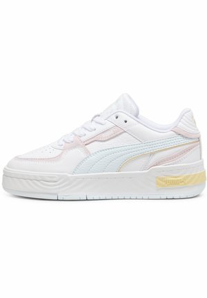 Baskets basses blanches Puma avec accents bleu pastel et rose, semelle épaisse et logo Puma au talon et sur la bande latérale.