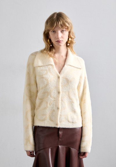 Stine Goya LONG SLEEVE CROPPED CARDIGAN FLUFFY MONOGRAM - Cardigan - beige