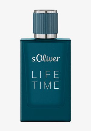 Flacon de parfum rectangulaire bleu avec un bouchon métallique côtelé, étiqueté "s.Oliver LIFE TIME" en texte blanc et beige.