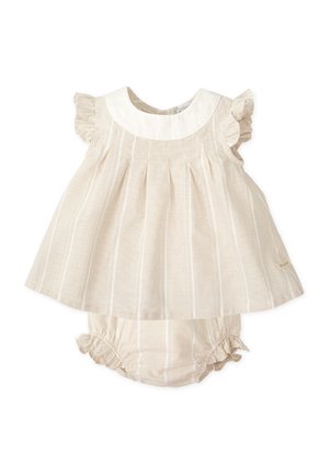 Conjunto de vestido beige claro con mangas cortas con volantes, textura a rayas y cuello blanco. Incluye pantalones cortos estilo bombacho a juego con piernas elásticas.