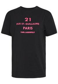 Czarny bawełniany t-shirt z wyraźnym różowym napisem: "21 RUE ST-GUILLAUME PARIS" oraz "KARL LAGERFELD", z okrągłym dekoltem i krótkimi rękawami.