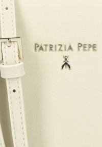 Witte leren handtas met een gladde textuur, voorzien van een zilveren merklogo "Patrizia Pepe" en een abstract insectontwerp. Verstelbare riem inbegrepen.