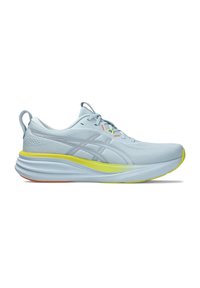 Chaussure de sport bleu clair avec une tige texturée, une semelle blanche, un accent jaune néon et un détail réfléchissant. Dotée d'une semelle intermédiaire amortissante.