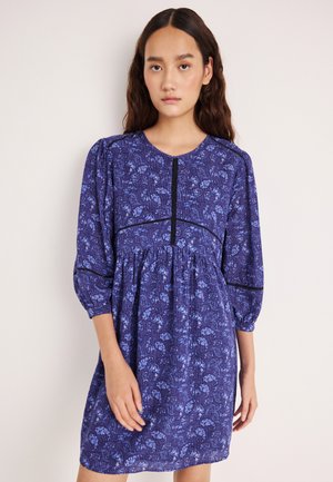 Vestito con stampa floreale blu, maniche a tre quarti, scollo tondo e vita arricciata. Presenta un tessuto strutturato e finiture a contrasto.