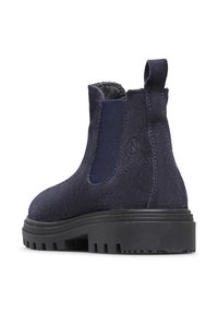 Stivaletto in camoscio blu navy con pannelli elastici laterali, linguetta, tacco testurizzato e suola in gomma nera robusta con motivo a tassello.