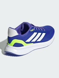 Chaussure de sport violette avec des accents blancs et vert néon, tige en mesh respirant, col rembourré et semelle texturée pour plus d'adhérence.