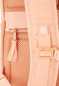 Larkson NO 4 - Hátizsák - peach