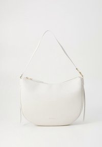 Borsa a tracolla in pelle bianca con una forma curva a mezzaluna. Caratterizzata da una cerniera superiore, dettagli in oro e una tracolla sottile regolabile.