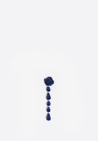 Pendiente de fieltro azul con un diseño de rosa en la parte superior, con cinco acentos en forma de gota colgando por debajo. Detalles de herrajes de color dorado.