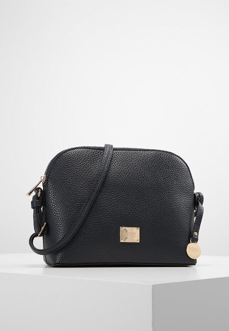 Borsa a tracolla in pelle nera con una texture a pallini, hardware in tonalità oro e una placca rettangolare con logo. Dotata di una tracolla regolabile.