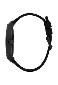 Vue latérale d'une montre connectée noire avec une couronne ronde et un bracelet en silicone noir avec boucle et passant.