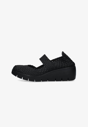 Scarpa Mary Jane nera intrecciata con cinturino elastico e suola spessa scanalata, progettata per il comfort e l'uso casual.