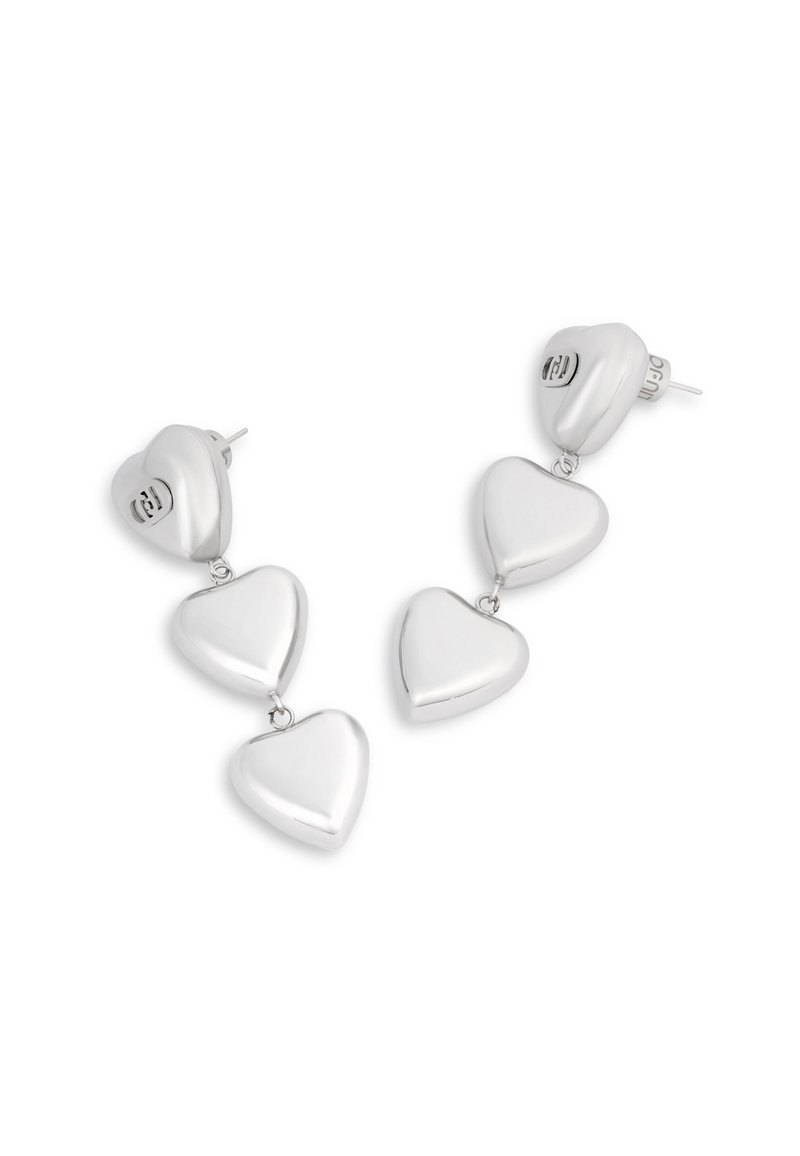 Srebrne kolczyki w kształcie serca z trzema połączonymi sercami, o wysokim połysku, z zapięciem typu post-back.