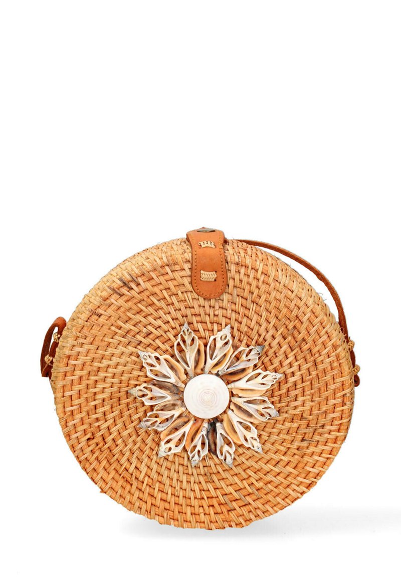 Borsa rotonda in vimini di colore paglia naturale con una tracolla in pelle. Presenta un motivo centrale a conchiglia e decorazioni a forma di foglia.