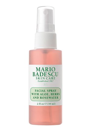 Butelka z mgiełką do twarzy z różowym płynem, białym rozpylaczem i etykietą z napisem "Mario Badescu Skin Care, mgiełka do twarzy z aloesem, ziołami i różaną wodą."