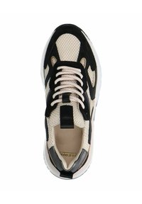 Baskets noires et beiges en matières mesh et daim. Comprend des lacets ronds, une languette rembourrée et une semelle texturée. Design minimaliste.
