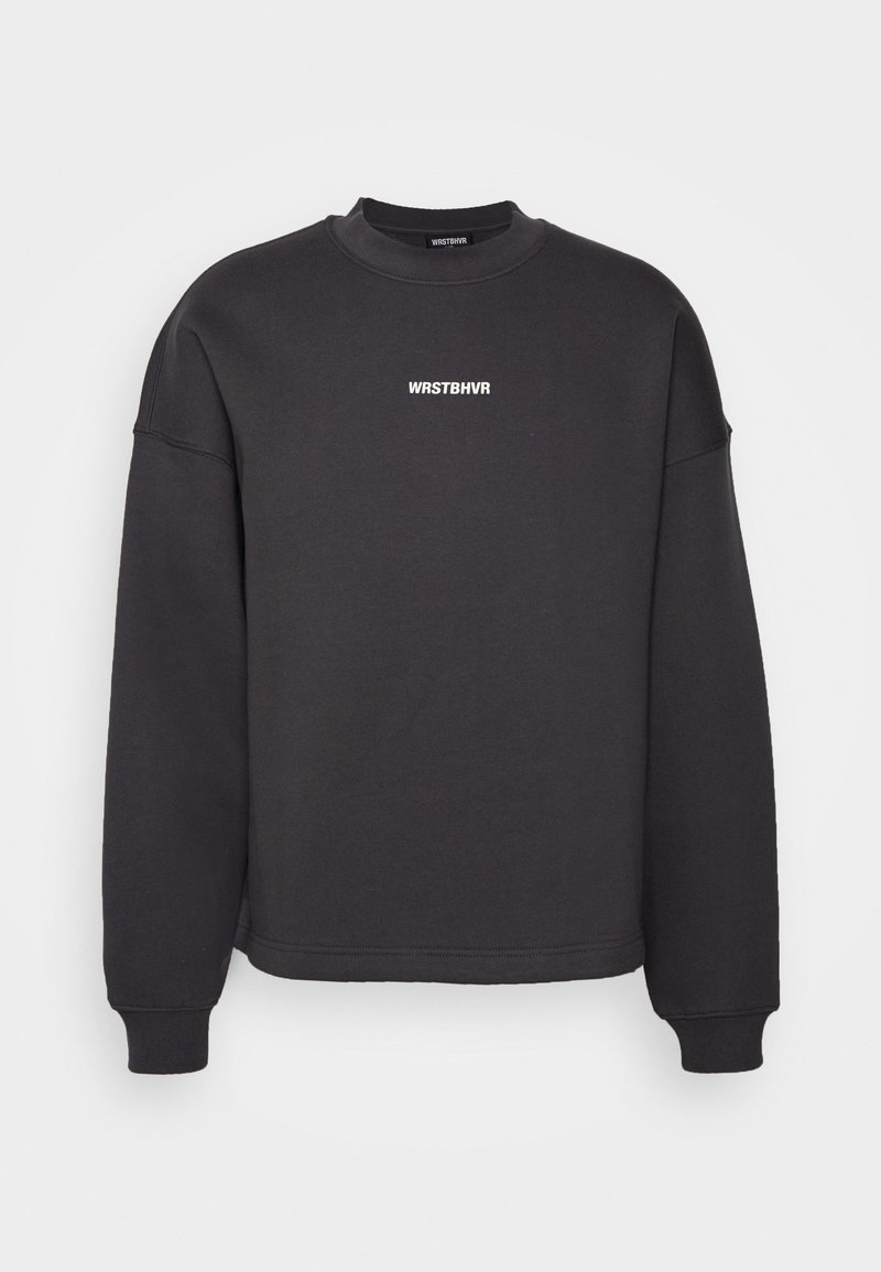 Sweatshirt noir avec un col rond et des poignets côtelés. Porte le texte blanc "WRSTBHVR" imprimé sur le devant. Tissu doux et texturé.
