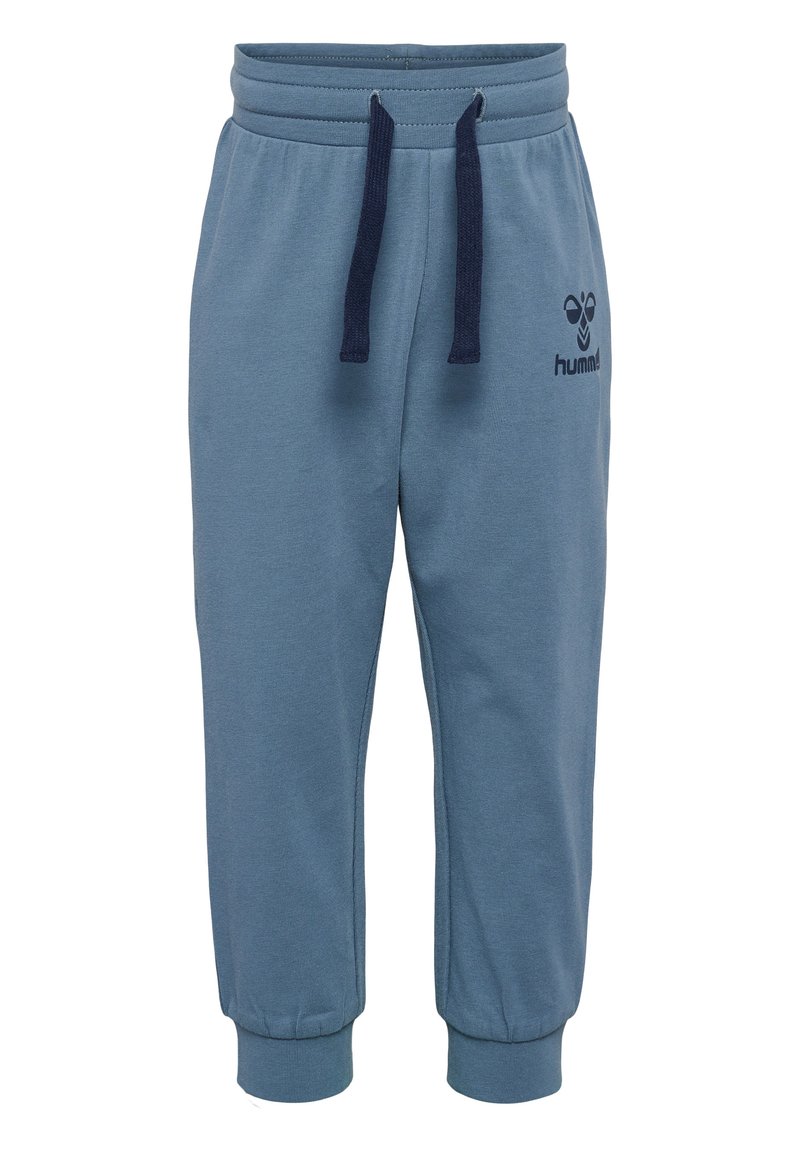 Blåa träningsbyxor i ett slätt tyg, med resårmidja och dragsko samt ribbade fållar. Hummel-logotyp på vänster ben.
