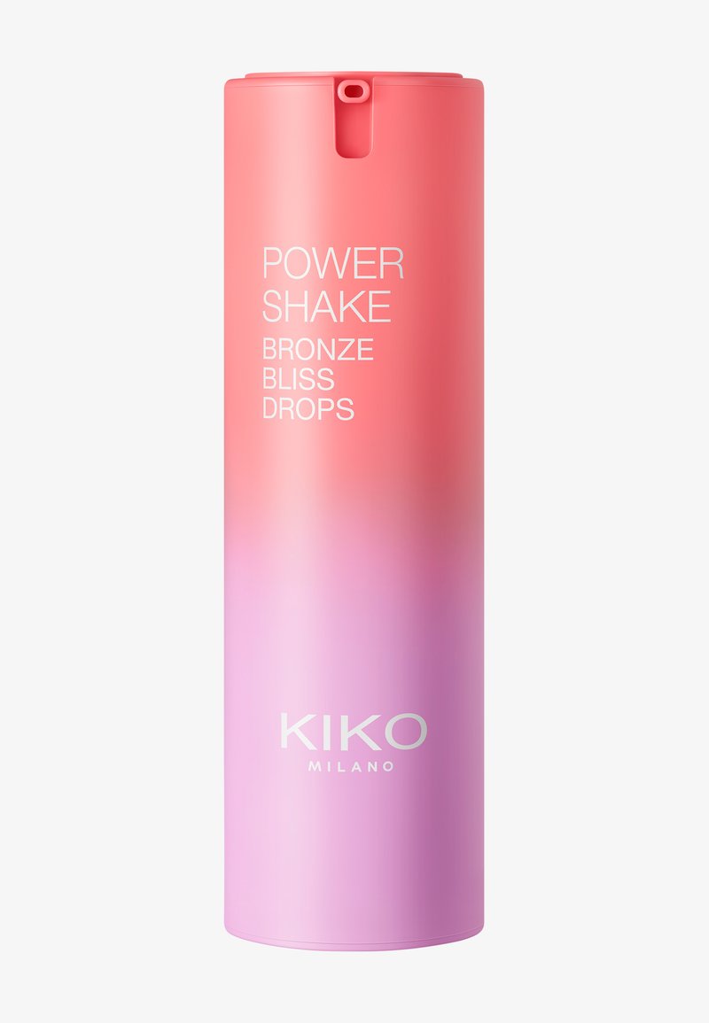 Hoge fles met een roze-naar-paarse gradient en witte tekst: "Power Shake Bronze Bliss Drops," merk "KIKO Milano," met een doseerdop bovenop.