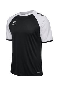 Zwart sport T-shirt met witte raglan mouwen en een ronde hals. Heeft een logo op de borst en zwarte accenten op de schouders. Zacht materiaal.