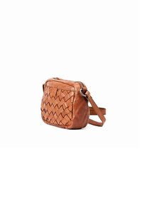 Tkaná hnedá kožená crossbody taška s nastaviteľným popruhom, obdĺžnikový tvar a uzáver na zips. Obsahuje štruktúrovaný povrch a zaoblené hrany.
