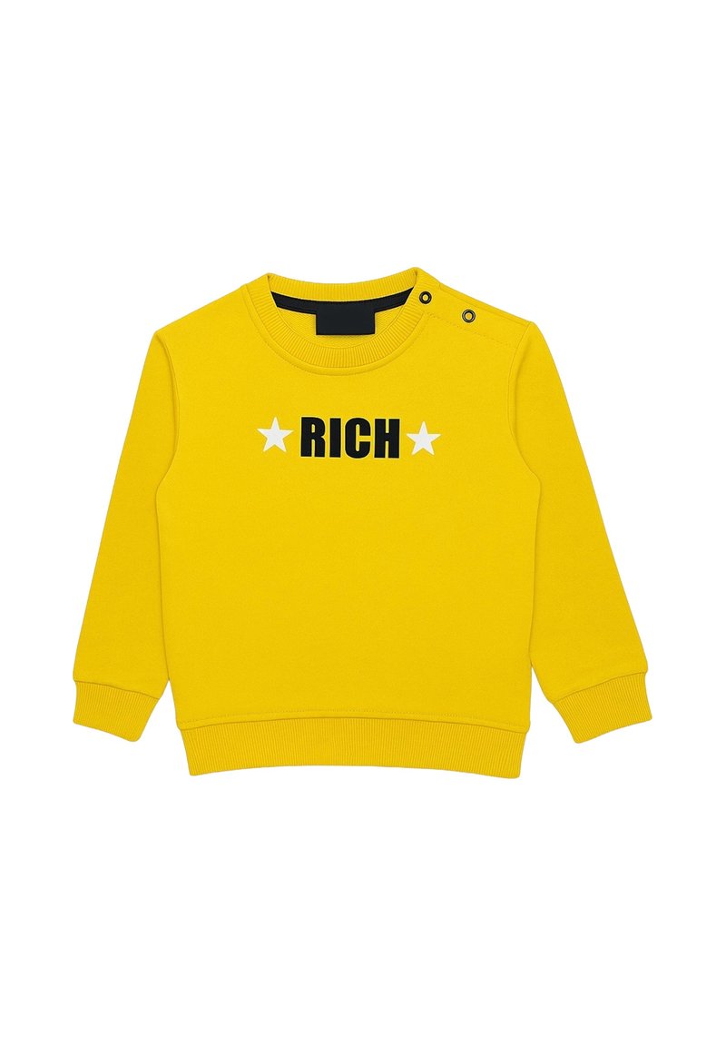 Felpa gialla a maniche lunghe per bambino con la scritta nera "RICH" tra due stelle bianche e bottoni a pressione sulla spalla sinistra.