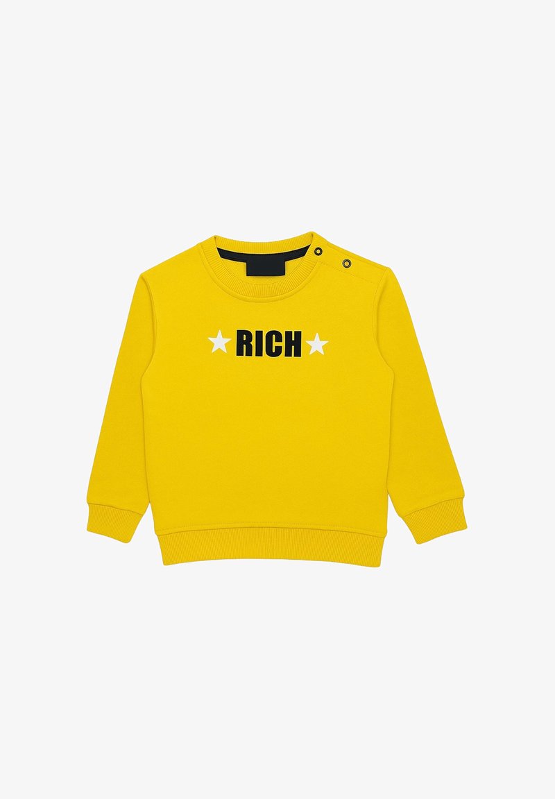 Felpa gialla a maniche lunghe per bambino con la scritta nera "RICH" tra due stelle bianche e bottoni a pressione sulla spalla sinistra.