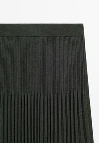 Donkergrijs geplooide rokstof met een geribde tailleband, met fijne verticale plooien op een witte achtergrond.