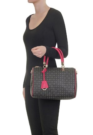 Borsa nera con motivi e dettagli rosa, impreziosita da accessori dorati. Presenta manici doppi e un'etichetta decorativa. Forma rettangolare compatta.