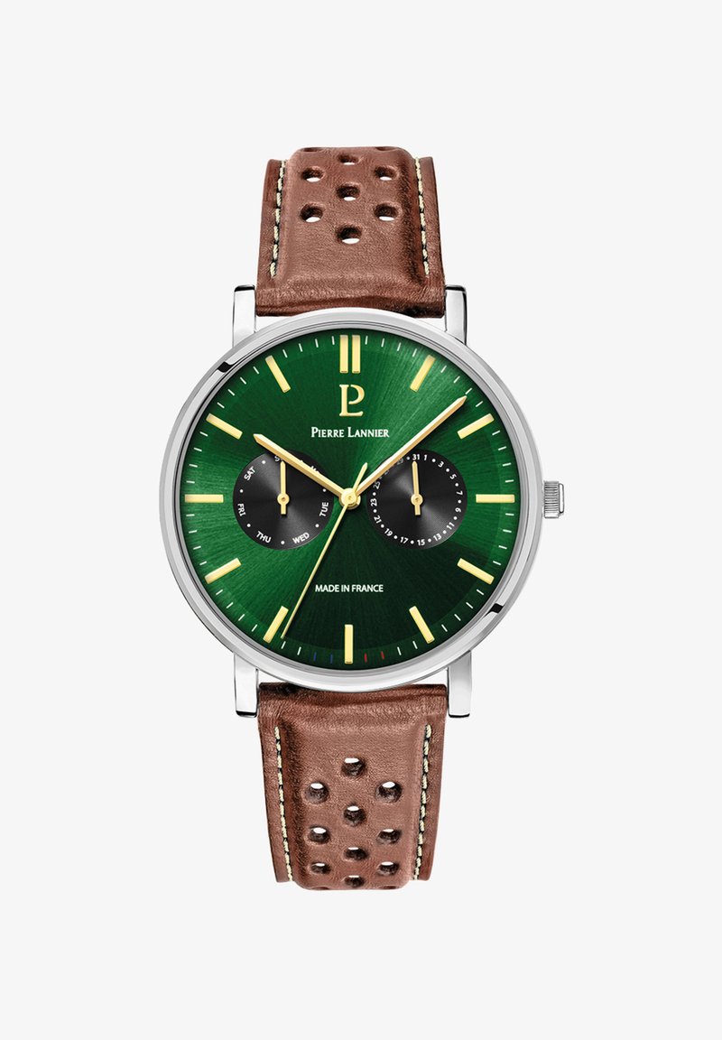Reloj de pulsera redondo con una esfera de gradiente verde, caja plateada, acentos dorados y negros, y una correa de cuero perforado marrón con costuras amarillas.
