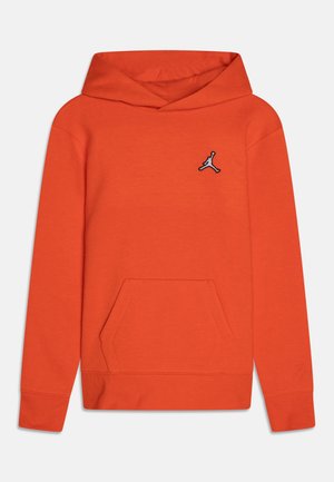 Pomarańczowa bluza z kapturem, z dużą kieszenią kangur na przodzie oraz małym czarno-białym logo Jumpman na piersi.