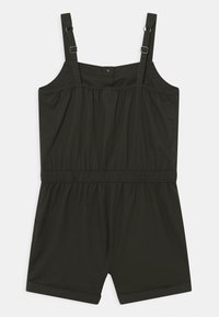 Černý overal s nastavitelnými ramínky a elastickým pasem. Má krátké nohavice a hladkou, lehkou tkaninu. Jednoduchý a funkční design.