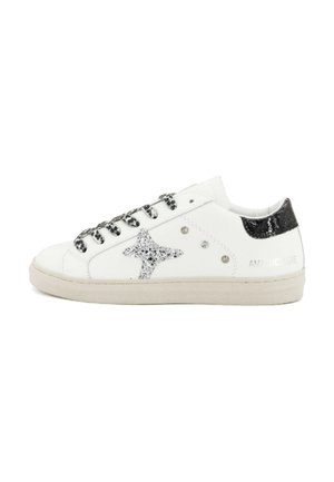 Sneaker bianca low-top con stella glitterata sul lato, tallone glitter nero e lacci con stampa leopardata su suola beige.