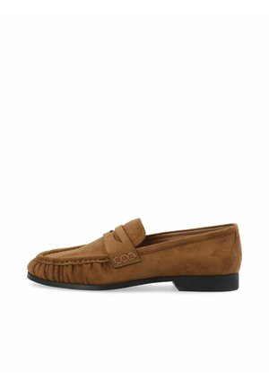 Mocassin en daim marron avec semelle noire, surpiqûres décoratives et détail de sangle sur le dessus, vu de profil.