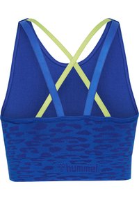 Blauwe sportbeha met een luipaardpatroon, voorzien van contrasterende groene criss-cross banden en een gestructureerde stof. Logo zichtbaar aan de onderkant.