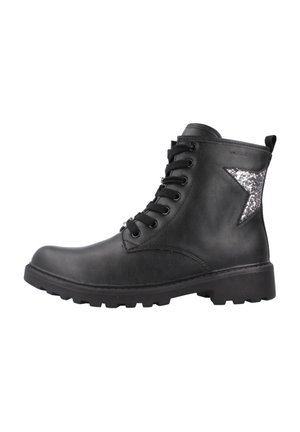 Botas de cuero negras hasta el tobillo con una superficie texturizada, cordones en la parte delantera, suela de goma gruesa y un acento de estrella de purpurina plateada en el lateral.