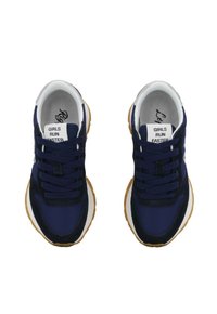 Sneaker blu navy in materiale scamosciato e mesh, con suola bianca, lacci scuri e la scritta "LE RAGAZZE CORRONO PIÙ VELOCE" stampata sulla linguetta.