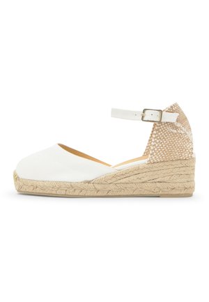 Biele espadrilky na klinovom opätku s jútovou podrážkou, remienkom okolo členka so sponou a tkaným béžovým opätkovým dielom.