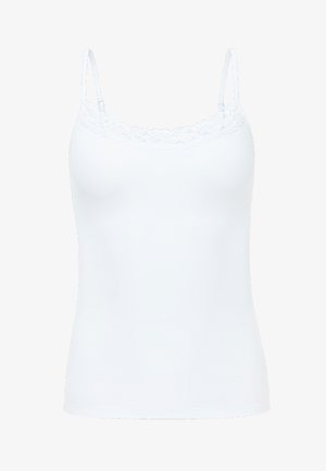 Witte cami met verstelbare spaghettibandjes, kantafwerking langs de halslijn, zachte stof, getailleerde pasvorm en geen zichtbare naden.