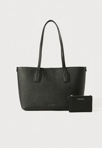 Sac cabas noir en matière synthétique texturée, doté de deux anses et d'un porte-monnaie assorti séparé. Design simple sans éléments métalliques visibles.